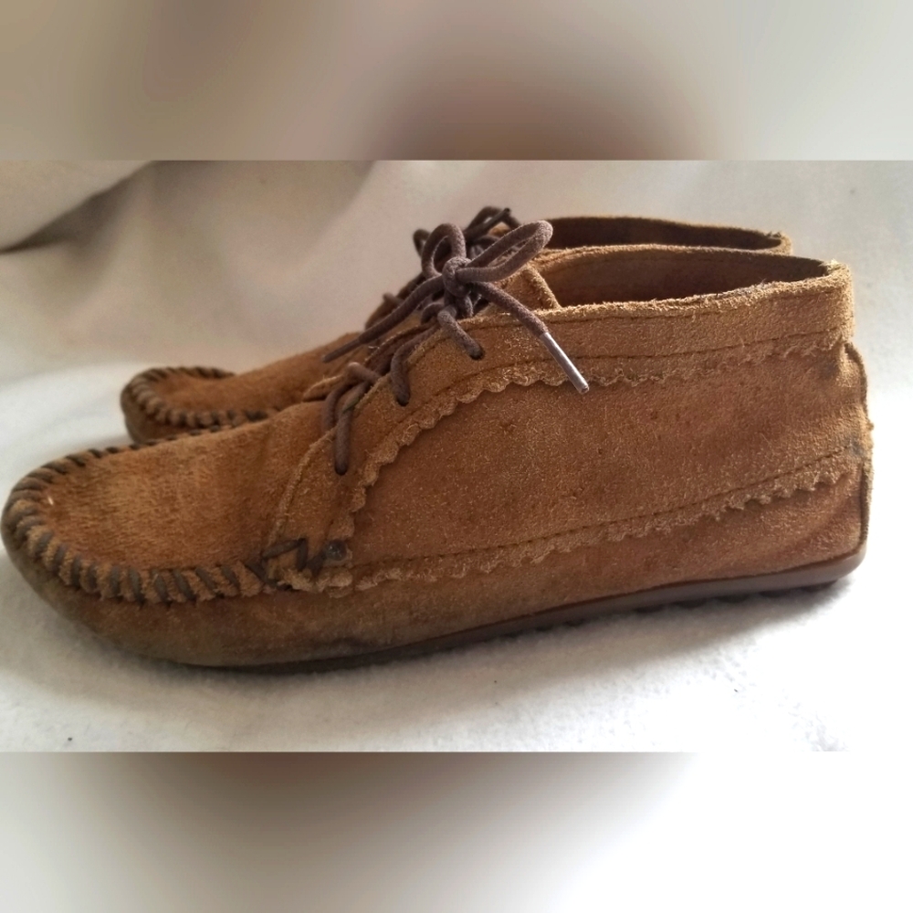 Minnetonka womens tan suede leather lace up shoe size 7